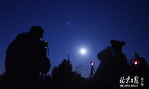 神舟二十一号飞船过境北京!掠月而过,多图直击