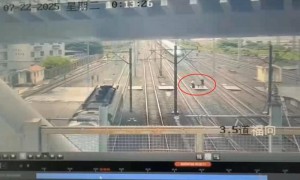 餐车人员穿越铁轨险被撞,列车急停幸未造成伤亡,铁路部门回应